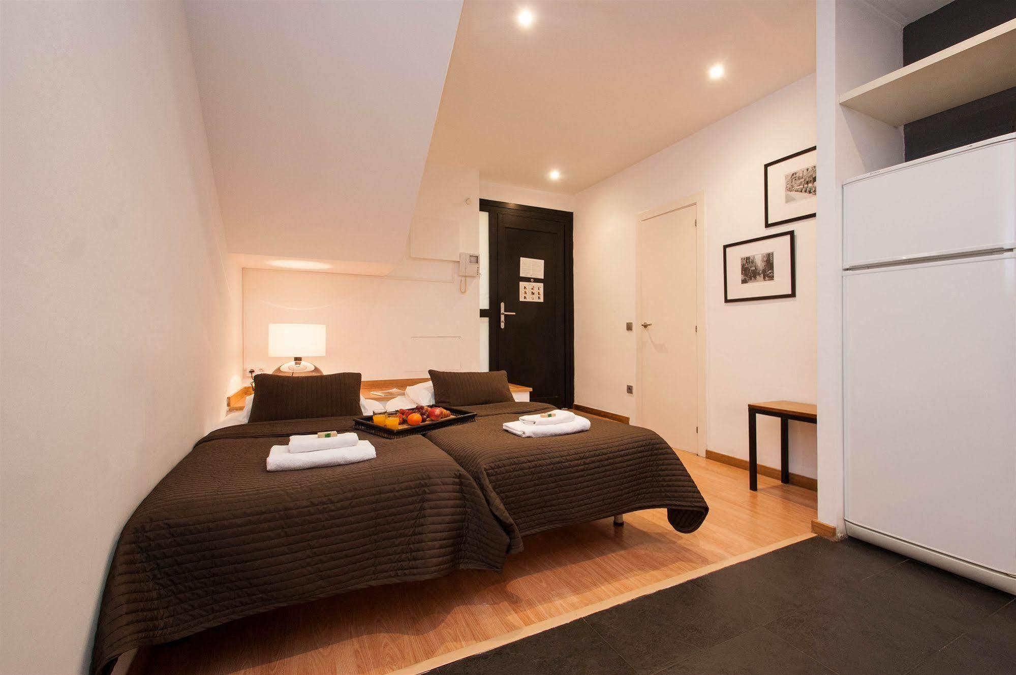 Short Group Liceu Serviced Barcelone