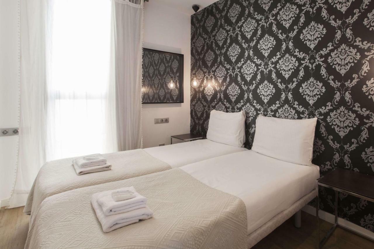 Short Group Liceu Serviced Barcelone
